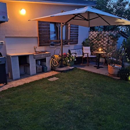 Studio Apartman Lilly With Private Parking In The Yard Of The House Pula Eksteriør billede