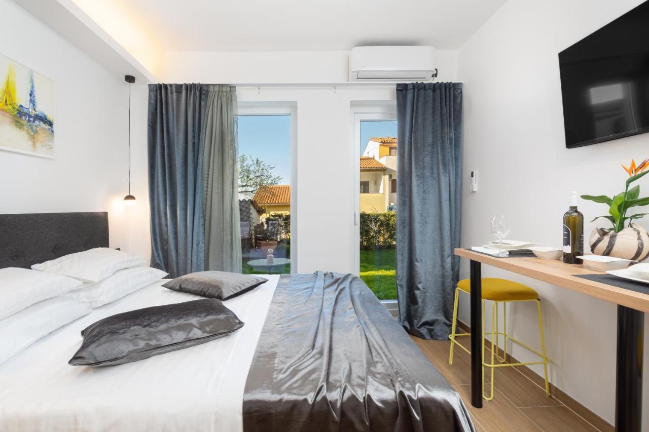 Studio Apartman Lilly With Private Parking In The Yard Of The House Pula Eksteriør billede