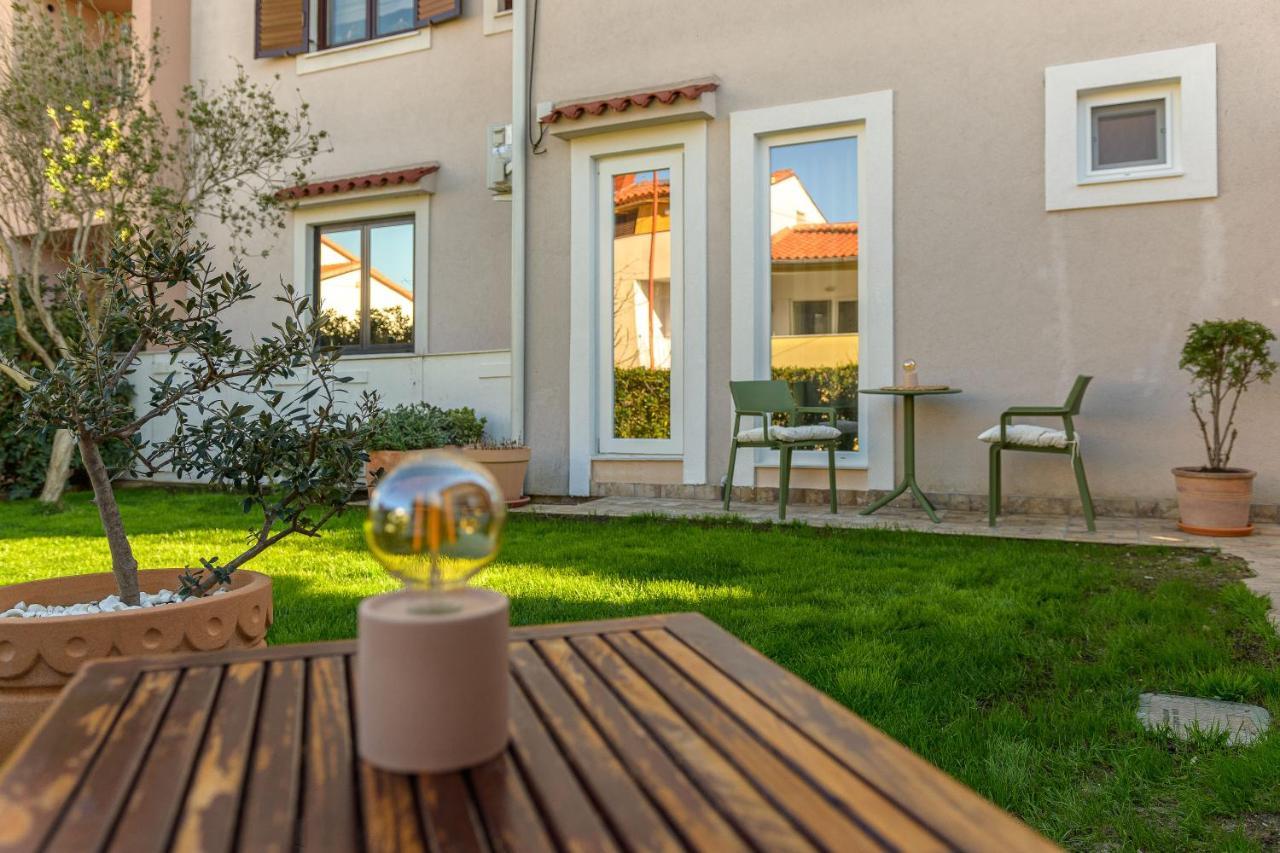 Studio Apartman Lilly With Private Parking In The Yard Of The House Pula Eksteriør billede