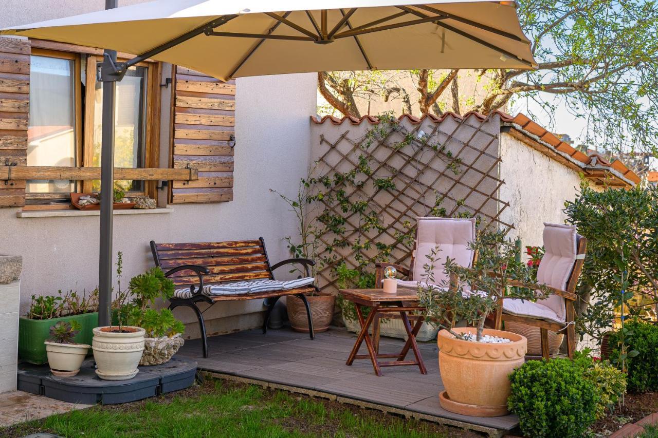 Studio Apartman Lilly With Private Parking In The Yard Of The House Pula Eksteriør billede