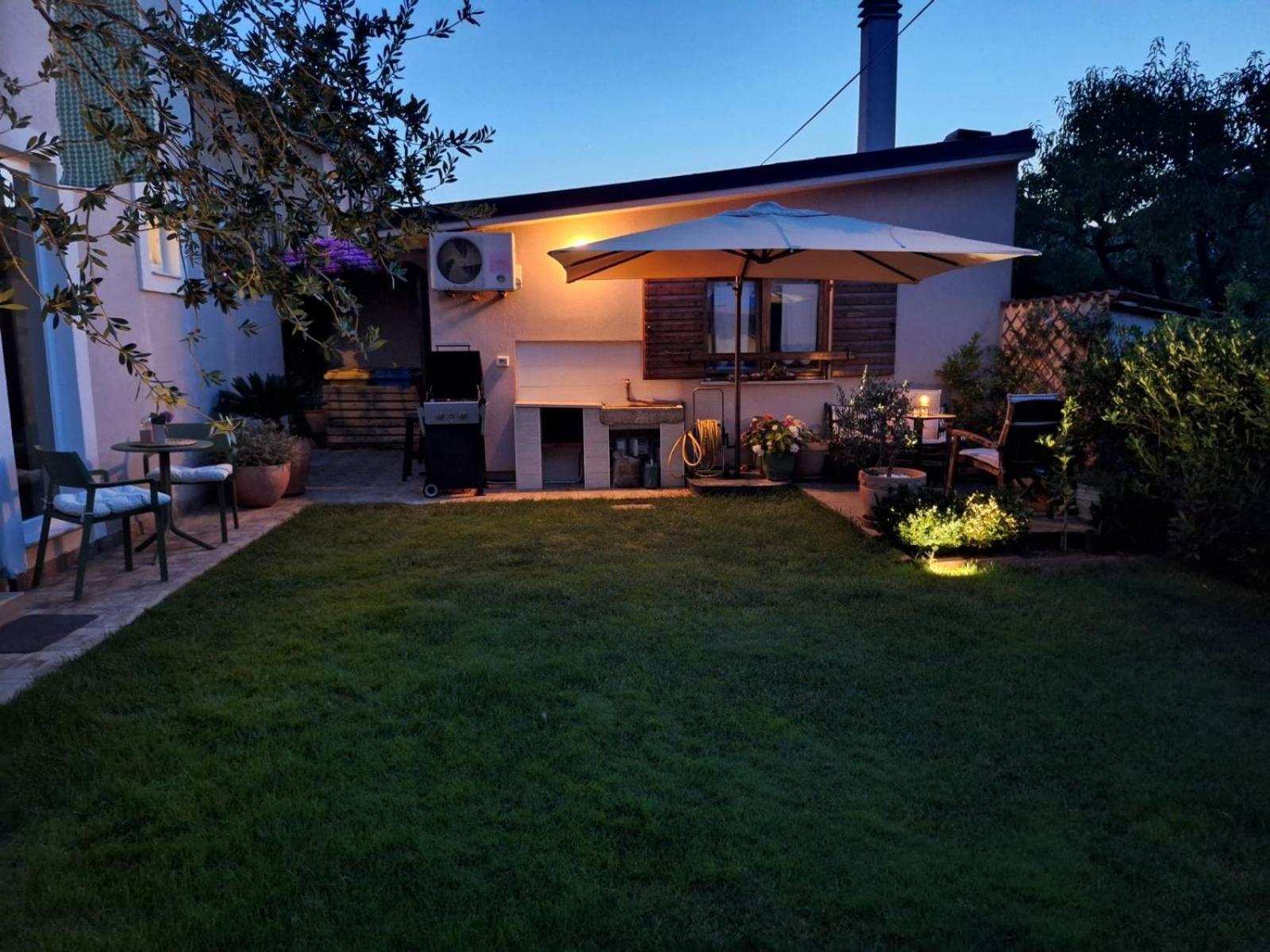 Studio Apartman Lilly With Private Parking In The Yard Of The House Pula Eksteriør billede