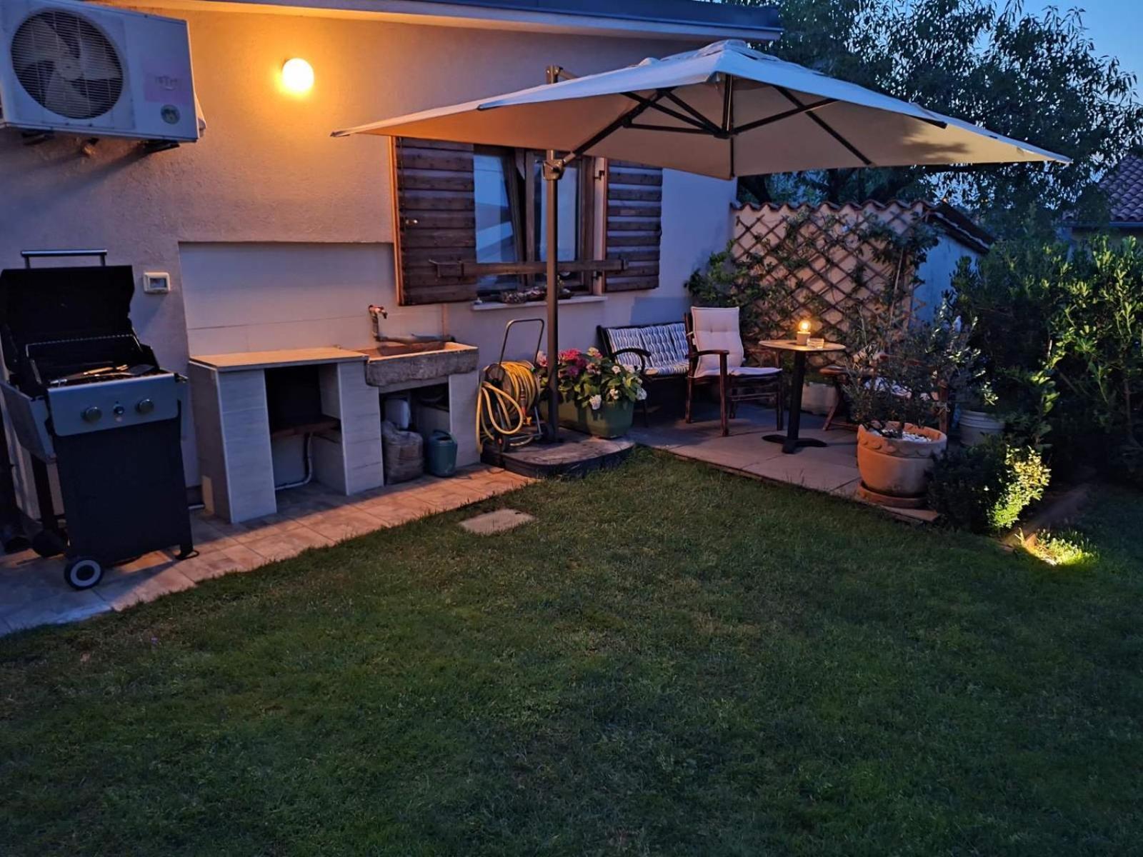 Studio Apartman Lilly With Private Parking In The Yard Of The House Pula Eksteriør billede